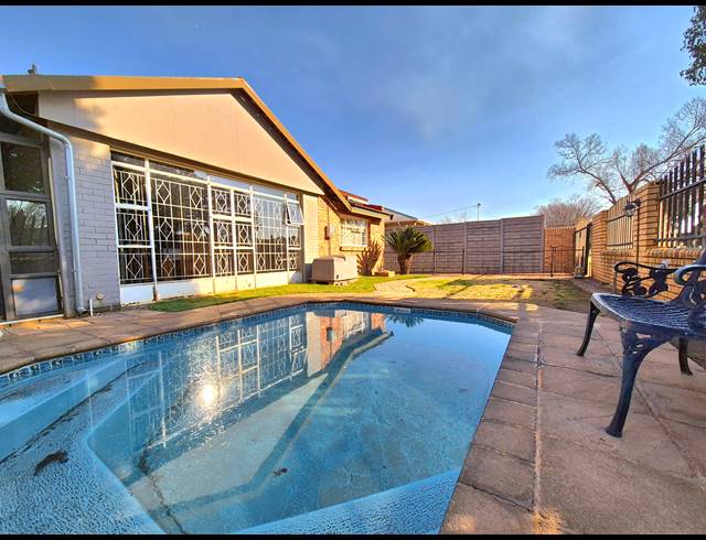 7 BEDROOM HOUSE FOR SALE IN DALVIEW